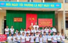 TRAO QUÀ CHO HỌC SINH VƯỢT KHÓ HỌC GIỎI TRƯỜNG TIỂU HỌC, THCS PHÚ XUÂN